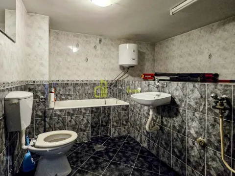 Izdavanje, kuća, 380m², Gorica C, Podgorica - image 32