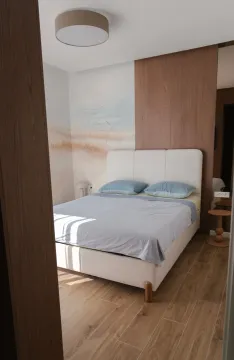 Moderna spavaća soba sa bračnim krevetom i dekorativnim zidom. - image 8