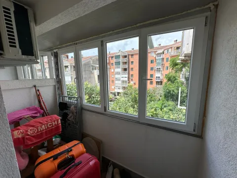 Zastakljeni balkon sa koferima i odjećom. - image 11