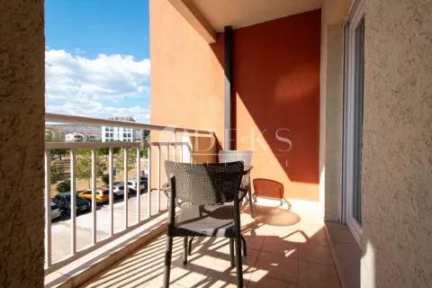 Nenamešten balkon sa garniturom za sedenje i pogledom na okolinu. - image 9