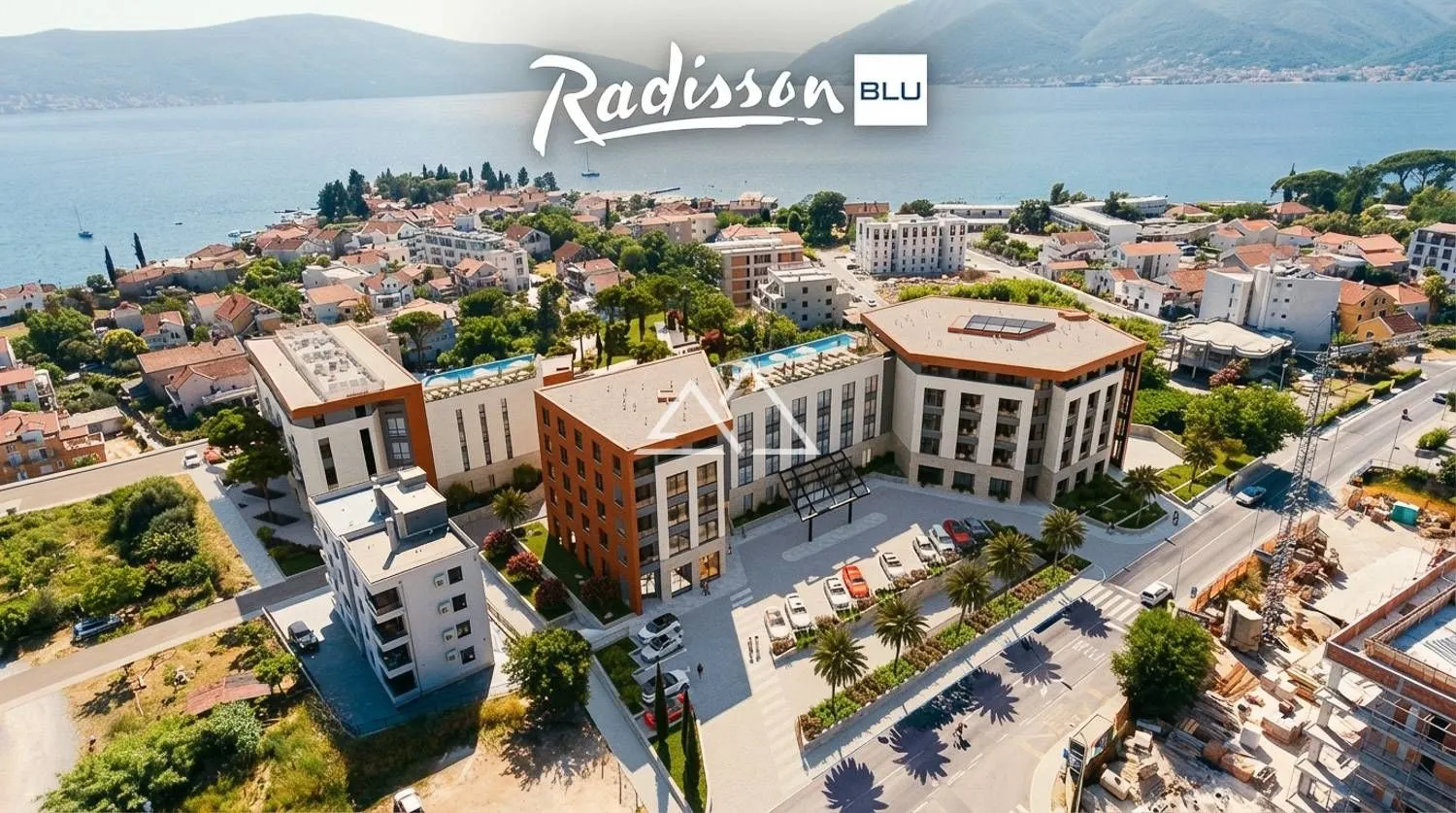 Pogled iz vazduha na hotelski kompleks i okolinu pored mora.
