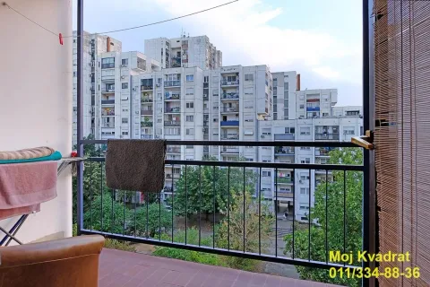 Pogled sa balkona na okolne stambene zgrade. - image 14