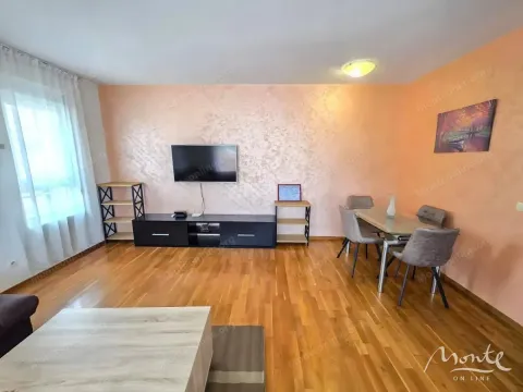 Dnevna soba sa garniturom za sjedenje, televizorom i trpezarijskim stolom. - image 12