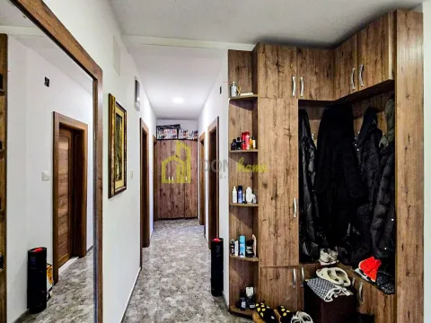 Sale, house, 216m², Blok 6, Podgorica - image 24