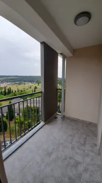 Popločana terasa sa metalnom ogradom i pogledom na prirodu. - image 5