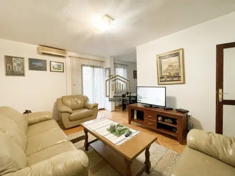 Izdavanje, dvosoban stan, 80m2, Malo Brdo, Podgorica Izdavanje, dvosoban stan, 80m2, Malo Brdo, Podgorica