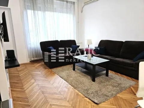 Dnevna soba sa garniturom, parketom i tepihom. - image 2
