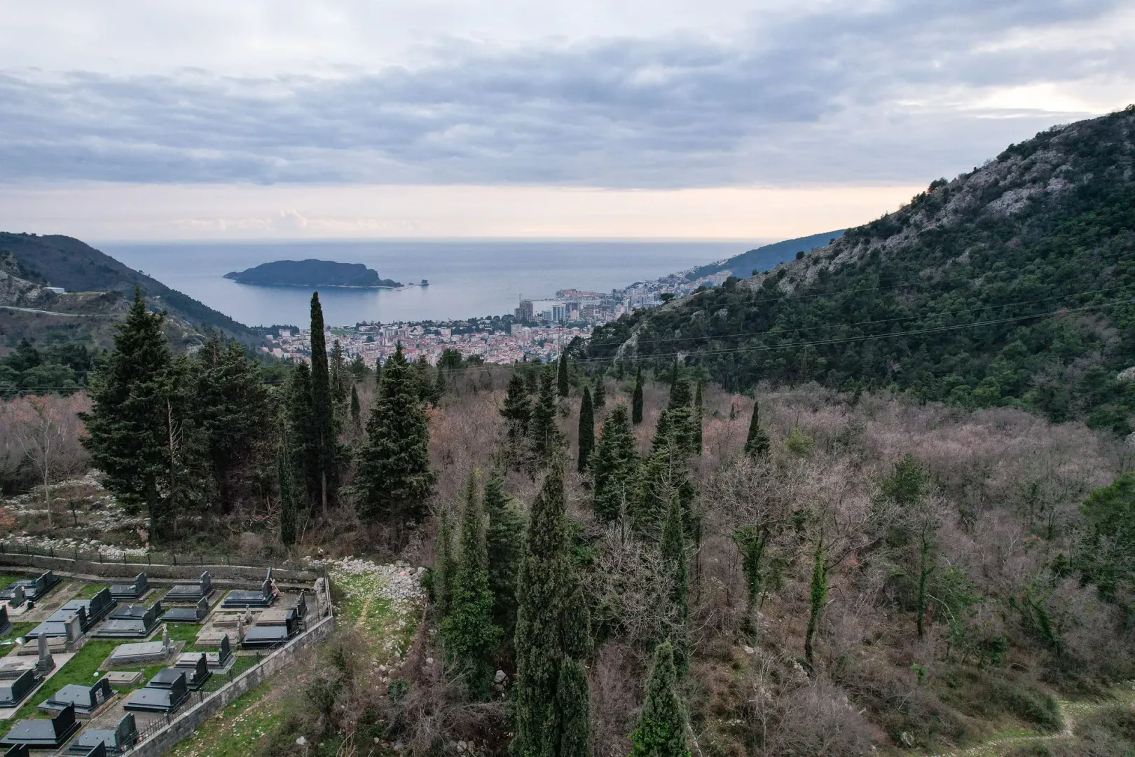 Panoramski pogled na more i grad sa brda.