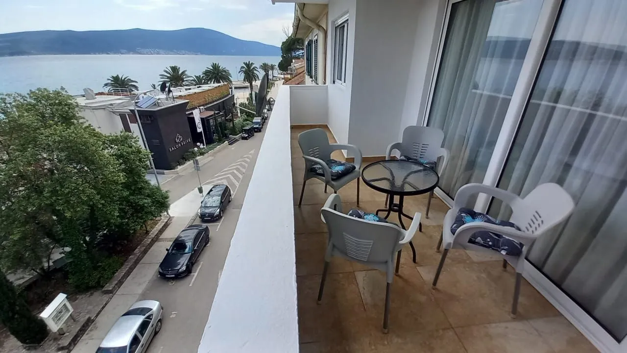 Izdavanje, jednosoban stan, 50m², Tivat, Crna Gora
