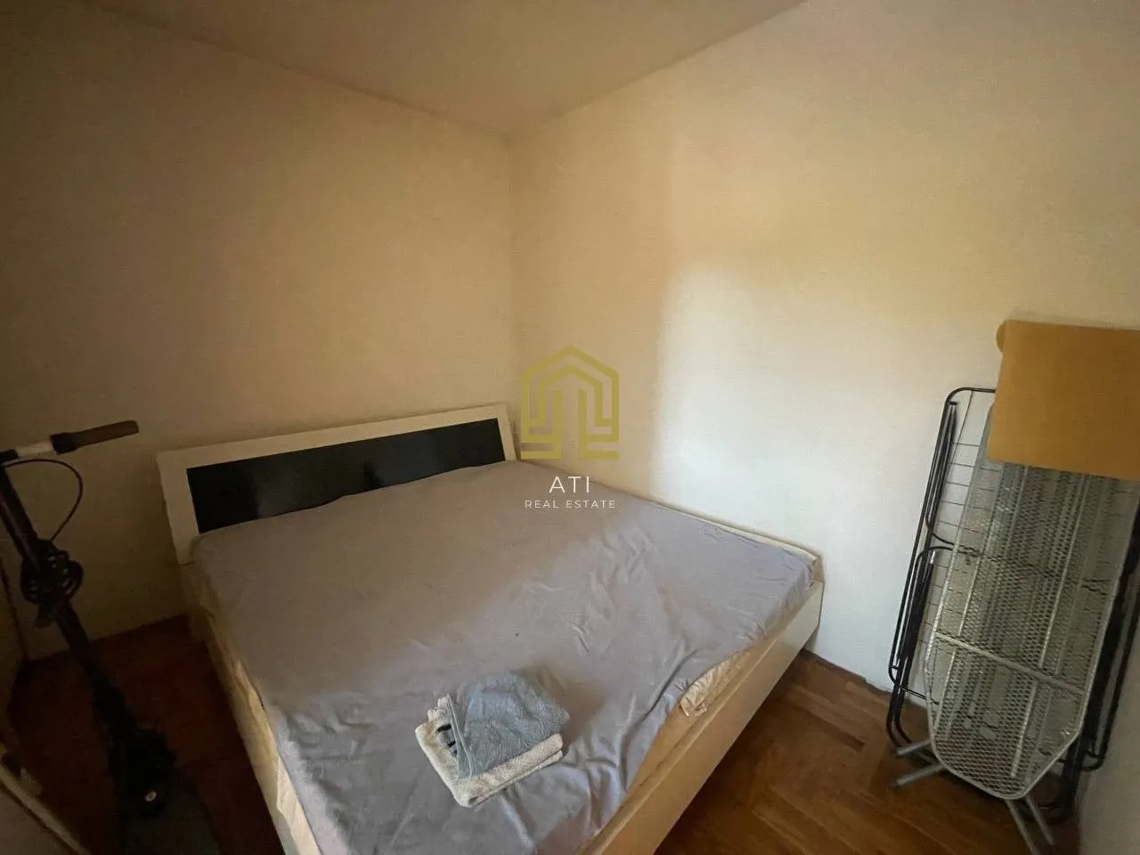 Bedroom with a double bed.