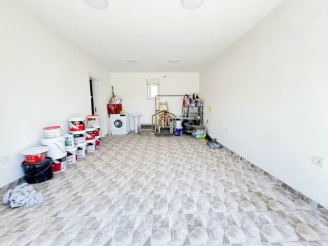 Izdavanje, kuća, 170m², Zagorič, Podgorica - image 13