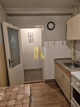 Manja kuhinja sa sudoperom, elementima i šporetom. - image 4