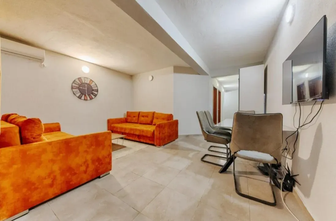 Izdavanje, dvosoban stan, 56m², Lazi, Budva