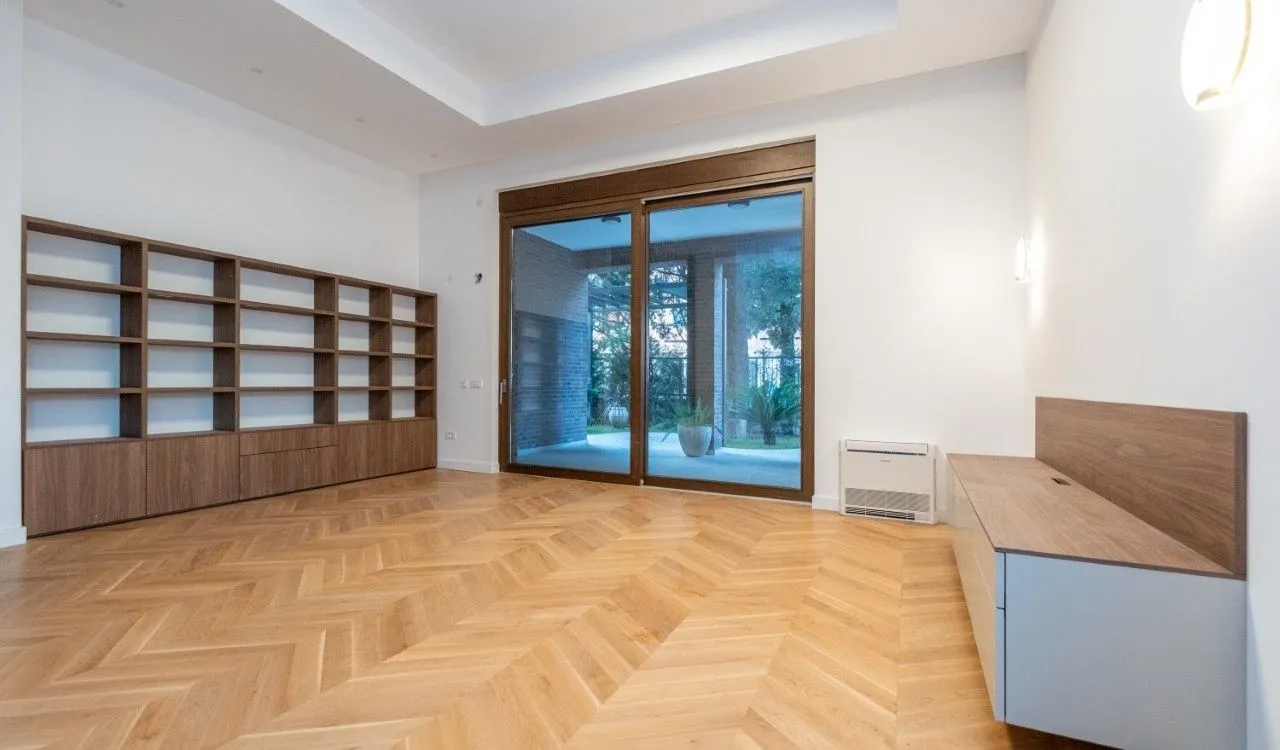 Izdavanje, trosoban stan, 205m², Gorica C, Podgorica