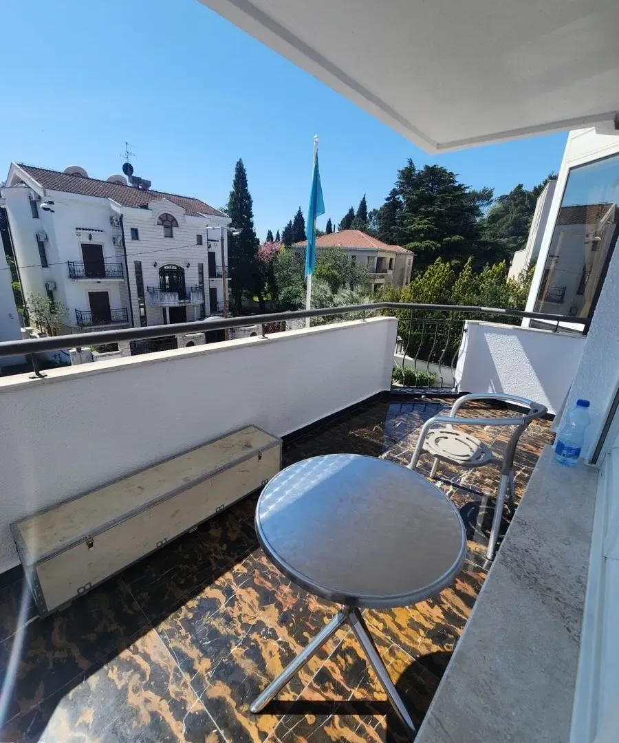 Izdavanje, trosoban stan, 215m², Gorica C, Podgorica