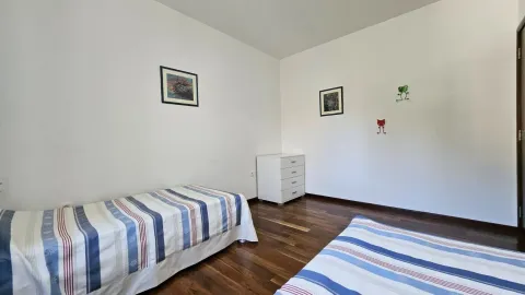 Spavaća soba sa dva kreveta i komodom. - image 17