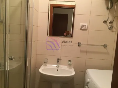 Manje kupatilo sa umivaonikom, tuš kabinom i ogledalom. - image 7