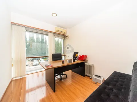 Izdavanje, poslovni prostor, 42m², Centar, Podgorica - image 9