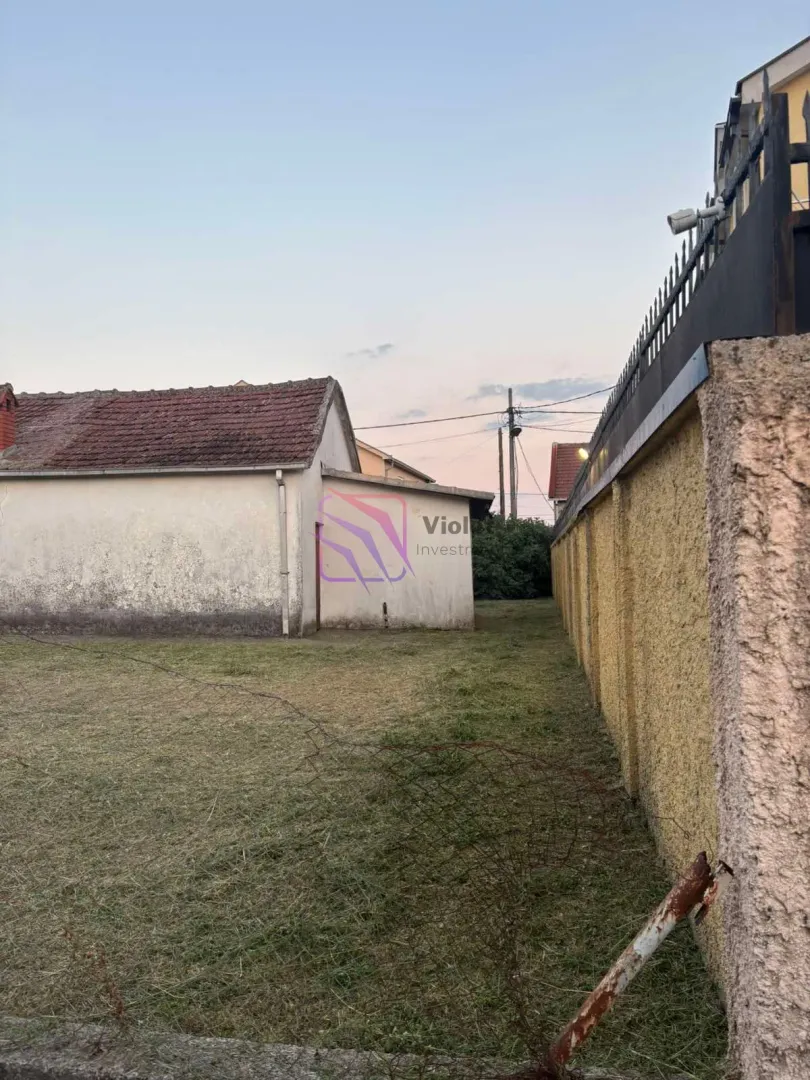 Pogled na dvorište i spoljašnji dio objekta sa ogradom.
