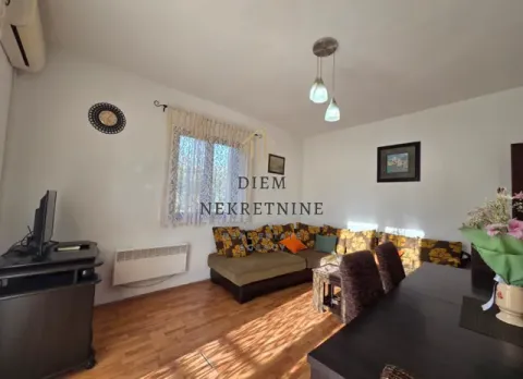 Dnevna soba sa garniturom, trpezarijskim stolom i prozorom. - image 18