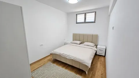 Namještena spavaća soba sa bračnim krevetom, noćnim stočićima i ormarom. - image 8