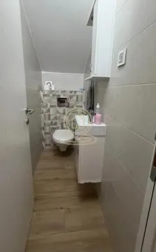 Manje kupatilo sa sanitarijama i tuš kabinom. - image 12