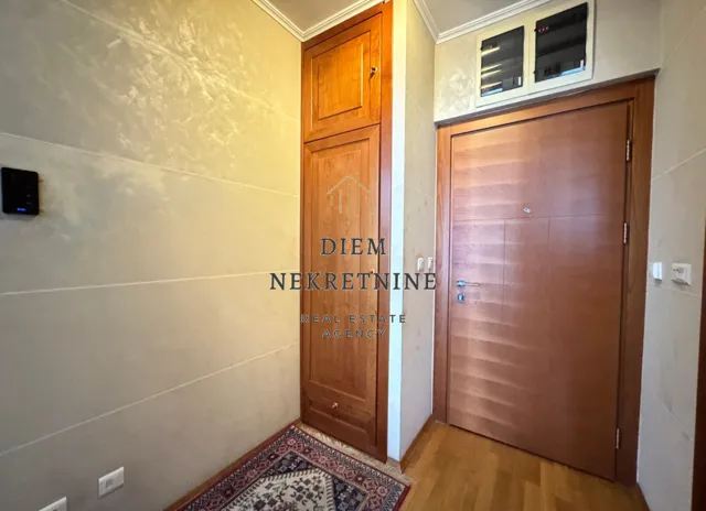 Izdavanje, jednosoban stan, 60m², Centar, Podgorica