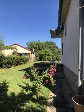 Pogled na uređeno dvorište i bočnu stranu kuće. - image 2