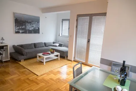 Dnevni boravak sa garniturom za sjedenje, stočićem i trpezarijskim dijelom. - image 11