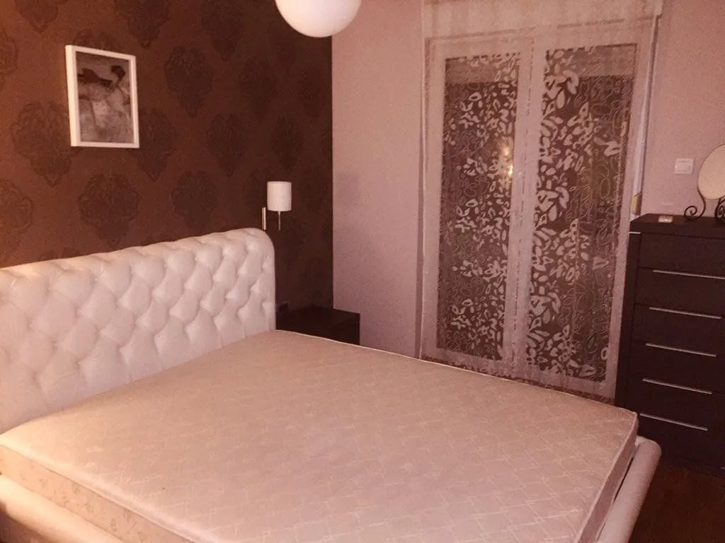Izdavanje, dvosoban stan, 85m², Blok 6, Podgorica