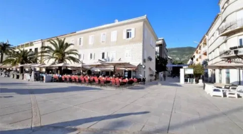 Pogled na eksterijer zgrade sa popločanim trgom i restoranom u prizemlju. - image 8