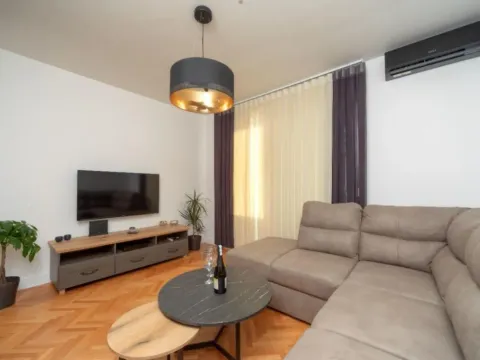 Izdavanje, dvosoban stan, 58m2, Centar, Bar