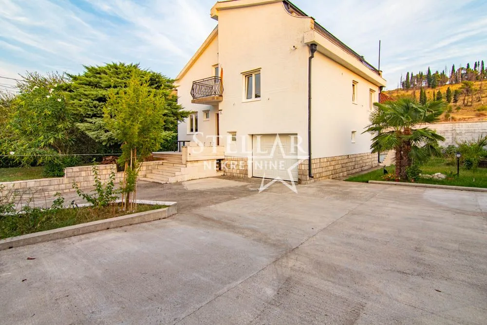 Izdavanje, kuća, 250m², Zagorič, Podgorica