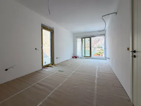 Prazna prostorija u izgradnji sa bijelim zidovima i zaštitom na podu. - image 5