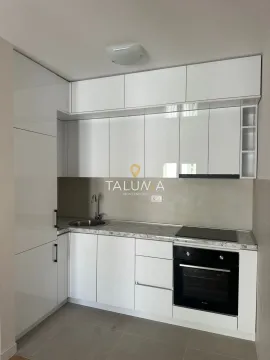 Moderna bijela kuhinja sa ugradnim elementima i sudoperom. - image 5
