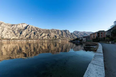 Pogled na more i planine sa obale. - image 39