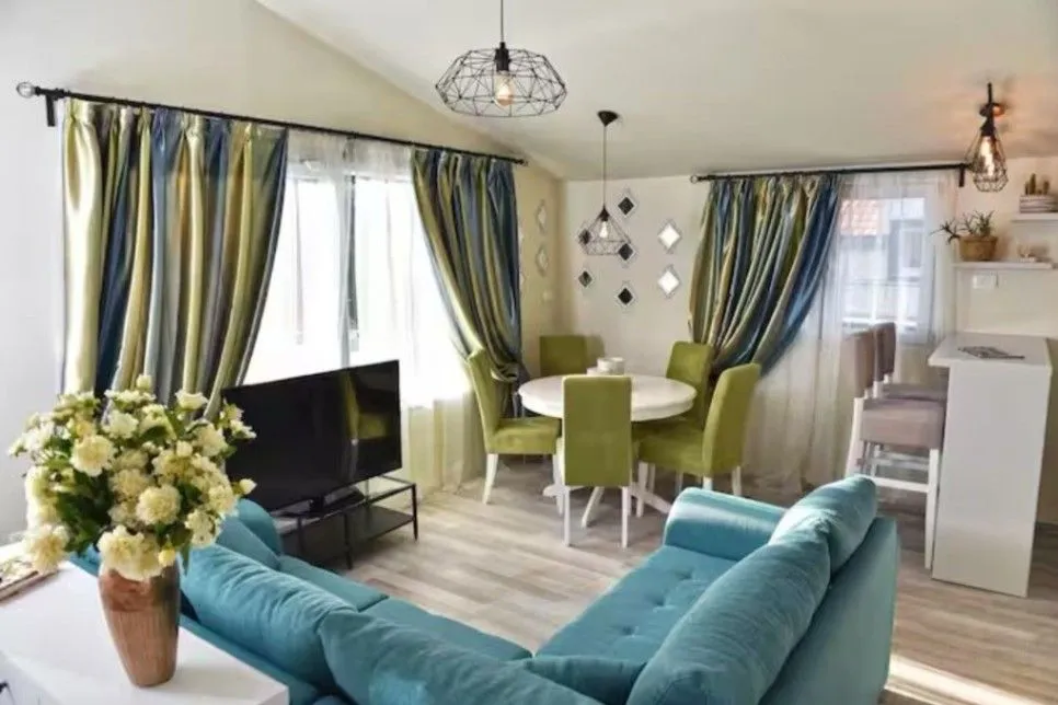 Izdavanje, dvosoban stan, 75m², Kalimanj, Tivat