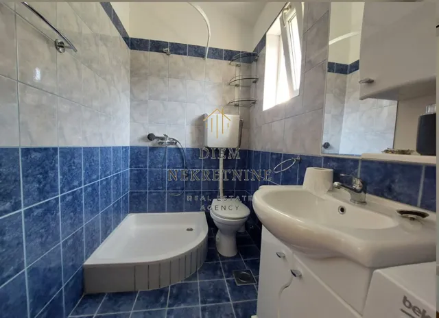 Izdavanje, dvosoban stan, 70m², Škaljari, Kotor