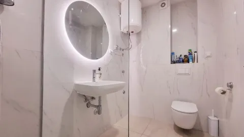 Moderne opremljeno kupatilo sa bijelim keramičkim pločicama i tuš kabinom. - image 5
