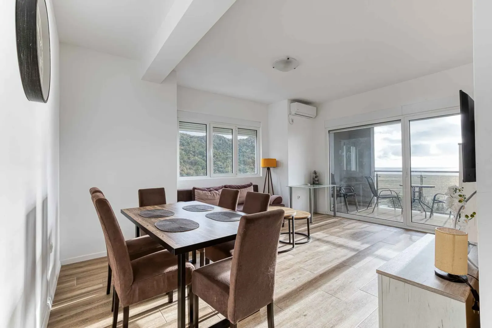 Living room with a dining table and access to the terrace.