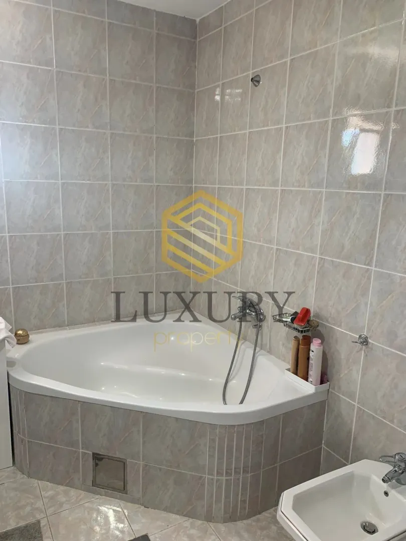 Izdavanje, trosoban stan, 170m², Tološi, Podgorica
