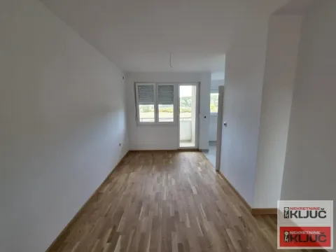 Prazna soba sa parketom i prozorom koji gleda spolja. - image 12