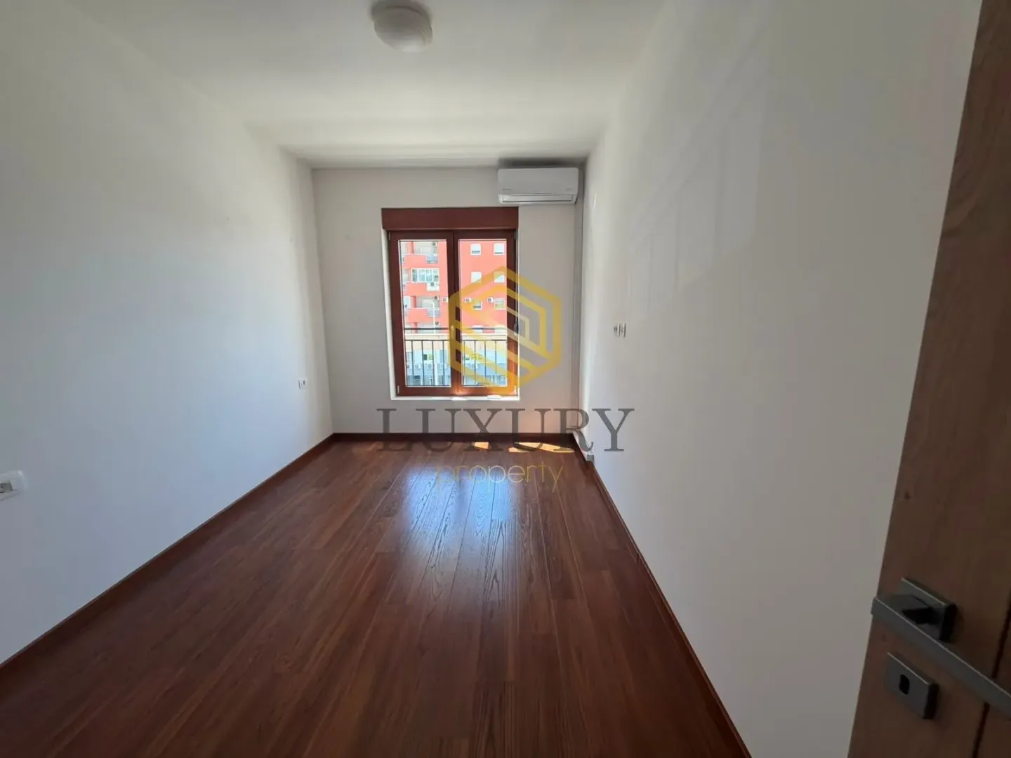 Izdavanje, poslovni prostor, 70m², Master Kvart, Podgorica