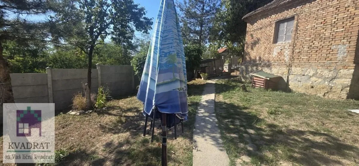 Pogled na dvorište sa stazom i delom kuće.