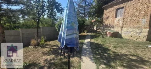Pogled na dvorište sa stazom i delom kuće. - image 2