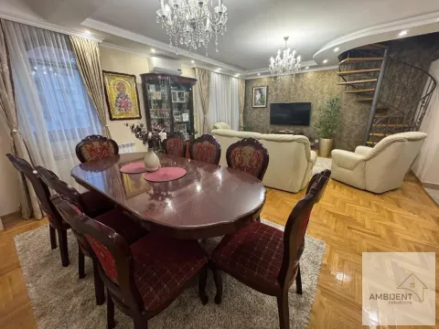 Prostrani dnevni boravak sa trpezarijom i stepeništem. - image 13