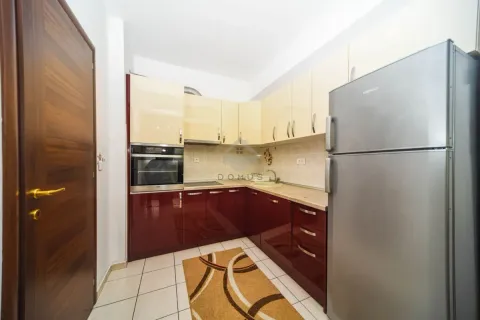 Manja kuhinja sa dvobojnim elementima, ugradnom rernom i frižiderom. - image 12