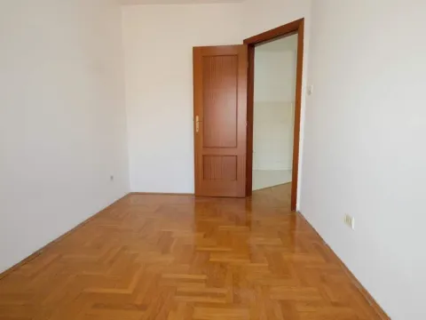 Rent, two bedroom apartment, 54m², City Kvart, Podgorica - image 4