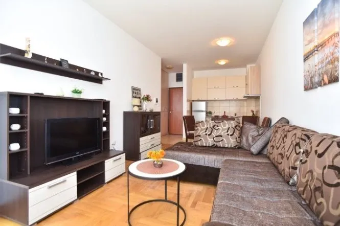 Izdavanje, jednosoban stan, 42m², Budva, Crna Gora