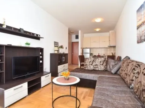 Izdavanje, jednosoban stan, 42m², Budva, Crna Gora - image 1